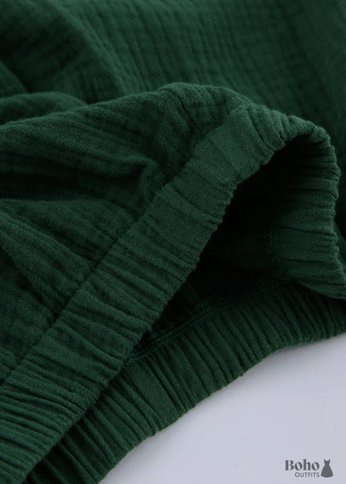 Pijama bohemio de algodón Emily en verde, marrón y gris.